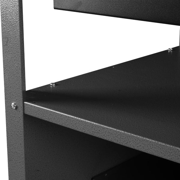 Detailansicht eines Metallregals mit mehreren Ebenen für Lagerzwecke