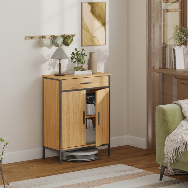 Kommode in Eichenoptik mit schwarzem Metallgestell, einer Schublade und zwei Türen in einem hellen, organisierten Wohnzimmer.
