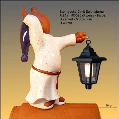 Dachfigur Sterngucker mit Solarlaterne, Höhe 48 Zentimeter, weißes Gewand mit blauen Sprenkeln und blauer Mütze.