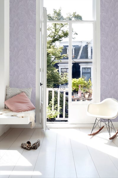 Heller Raum mit gemusterter Tapete, Sitzgelegenheit und geöffneter Balkontür.