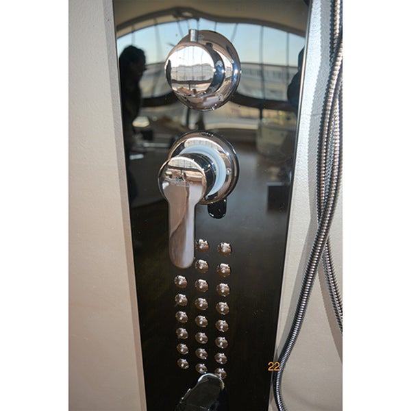 Duschpaneel mit Einhandmischer, Umsteller, Massagedüsen und Brauseschlauch aus Chrom auf einer schwarzen Glasplatte.