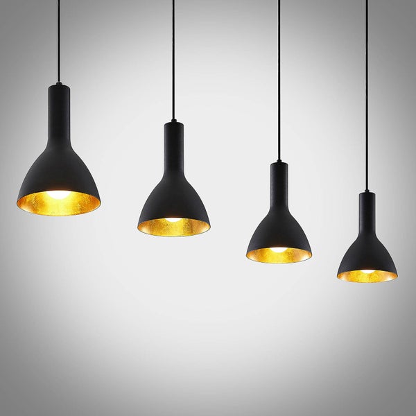 Moderne 4-flammige Pendelleuchte mit schwarzen glockenförmigen Metallschirmen und goldfarbener Innenseite.