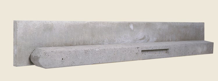 Betonelement für den Garten bestehend aus einer flachen Platte und einem profilierten Balken mit rechteckiger Aussparung.