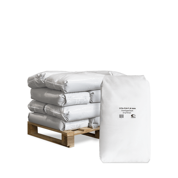 HQs Werksgemisch, Körnung null Komma vier bis eins Komma vier Millimeter, weißer 25 Kilogramm Sack auf Palette mit Interseroh Logo.
