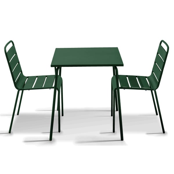 Grünes Gartenmöbel-Set aus Metall mit einem rechteckigen Tisch und zwei Stühlen mit Sitz- und Rückenflächen aus Latten.
