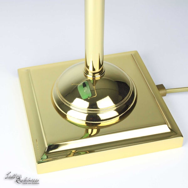 Detailaufnahme des quadratischen Standfußes einer Stehlampe