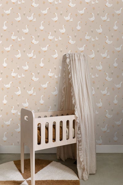 Kinderzimmer mit Gänsetapete, Babybett und Baldachin für eine gemütliche Atmosphäre.