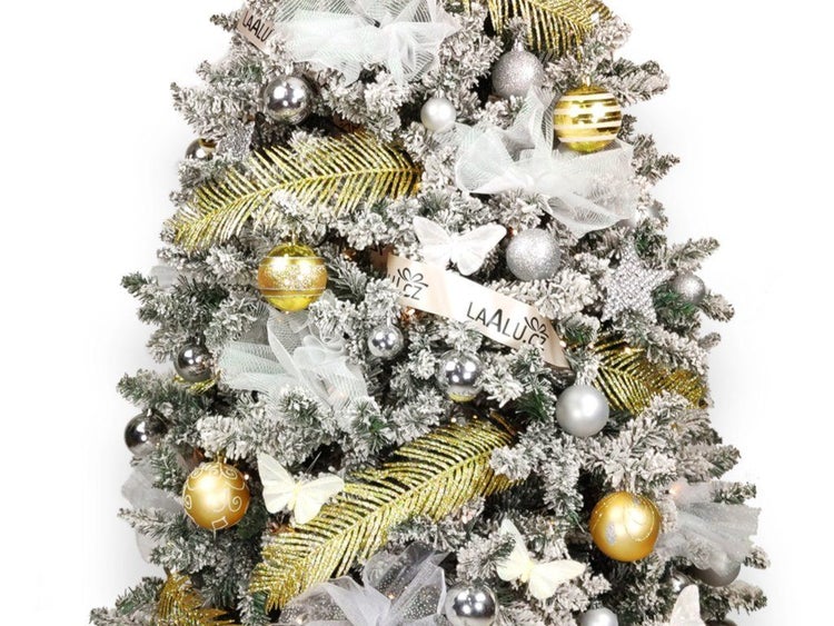 Künstlicher, verschneiter Weihnachtsbaum mit goldener und silberner Dekoration, Schleifen und künstlichen Schmetterlingen