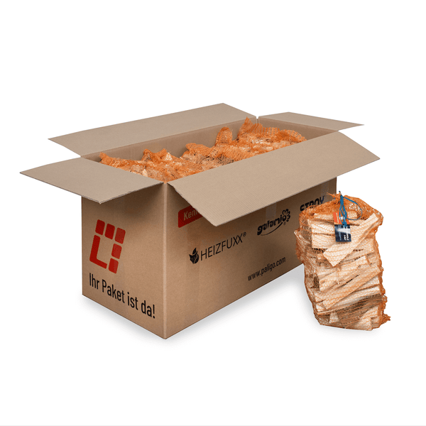 Kaminholz in Netzsäcken in einem Versandkarton. Heizfuxx Logo, Galamio Logo. Ein Netzsack mit Holzscheiten steht separat daneben.