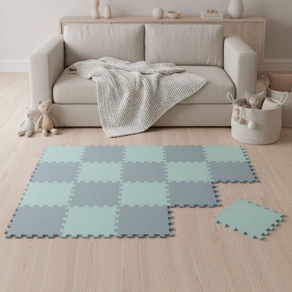 Quadratische Puzzle-Spielmatte aus Schaumstofffliesen in Blau und Grau auf hellem Holzboden in einem modern eingerichteten Wohnzimmer.