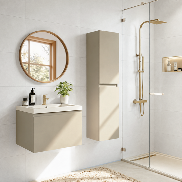 Modernes Badezimmer mit Waschtisch, Hochschrank, rundem Spiegel und begehbarer Dusche mit Armaturen in metallischer Optik auf hellen Fliesen.