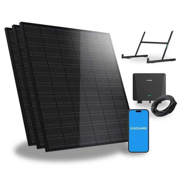Set mit Solarmodulen, Wechselrichter, Montagevorrichtung, Kabel und Smartphone mit Sunshare App