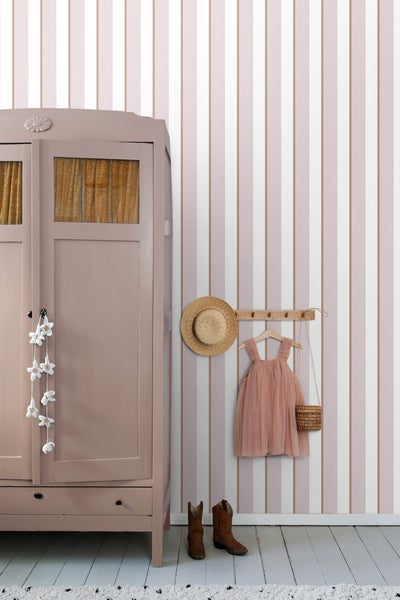 Kinderzimmer mit gestreifter Tapete, Kleiderschrank, Kleid, Hut und Stiefeln