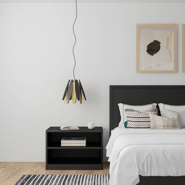 Schlafzimmer mit Nachttisch, Bett und Pendelleuchte