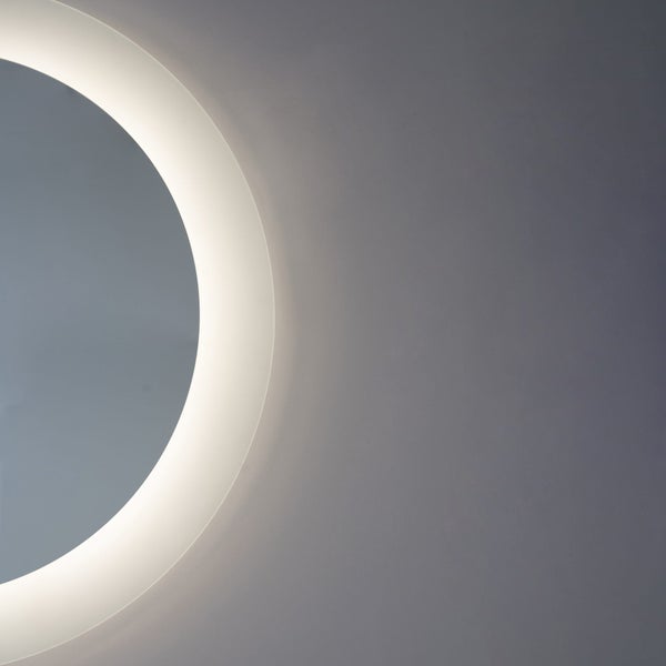 Detailansicht eines runden LED-Lichtrings mit indirektem Beleuchtungseffekt.