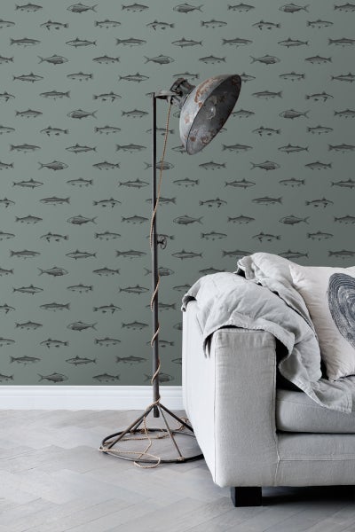 Wohnzimmerszene mit Tapete mit Fischmuster, Stehlampe und Sofa