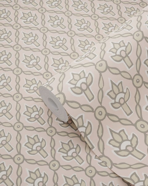 Tapete mit grafischem Lilienmuster und geometrischem Gitter.