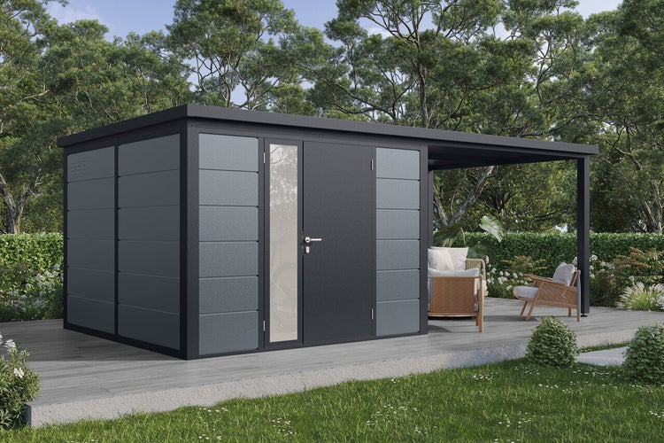 Modernes Gartenhaus aus Metall mit Pultdach und integrierter Überdachung auf einer Holzterrasse im Garten.