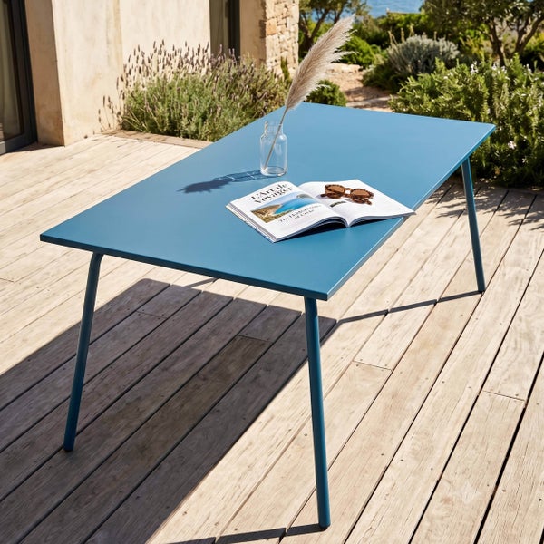 Moderner rechteckiger Gartentisch aus Metall auf einer Holzterrasse in einer hellen Gartenumgebung.