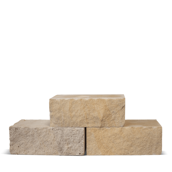 Drei rechteckige Mauersteine aus Naturstein in Beigetönen, übereinander gestapelt.