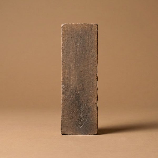 Ein einzelner Verblender aus Ziegel in rechteckiger Form mit strukturierter Oberfläche.