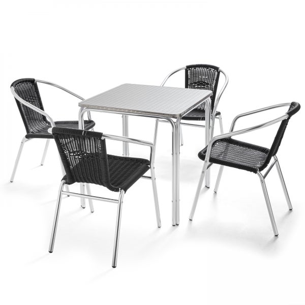 Gartenmöbel-Set bestehend aus einem quadratischen Aluminiumtisch und vier Stühlen mit schwarzem Geflecht und Metallgestell.