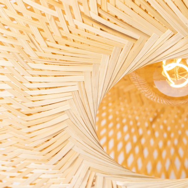 Detailansicht einer Lampe aus Bambusgeflecht