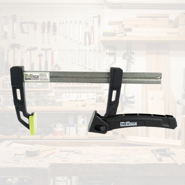 Trutzholm Schnellspannzwinge mit stabiler Metallschiene und verstellbarem Spannarm für Werkstattarbeiten.