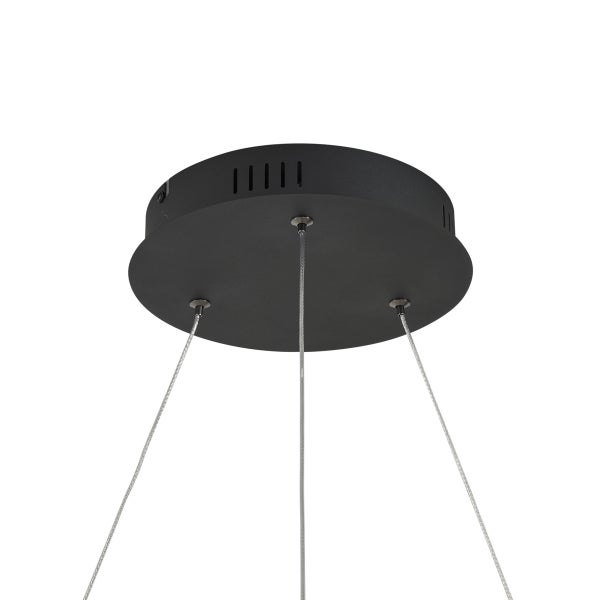 Deckenbefestigung einer Hängeleuchte mit Kabeln