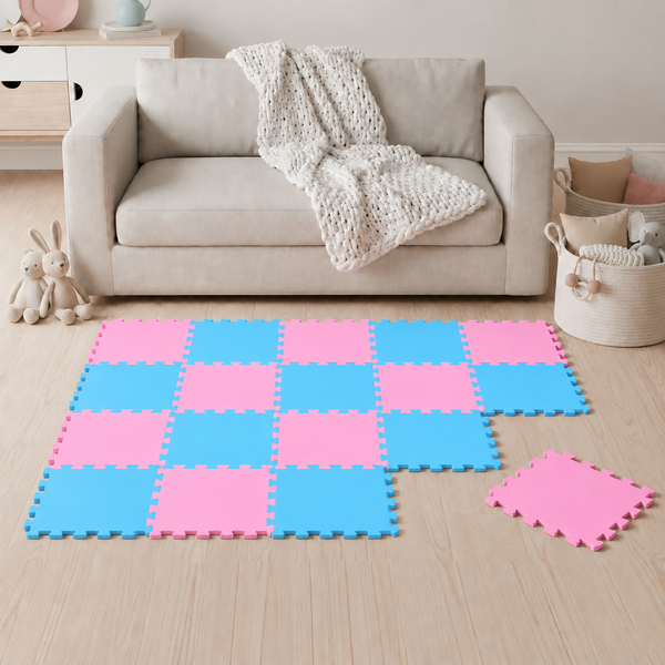 Spielmatte aus ineinandergreifenden Schaumstoffelementen in einem Wohnzimmer mit Sofa und Spielzeug.