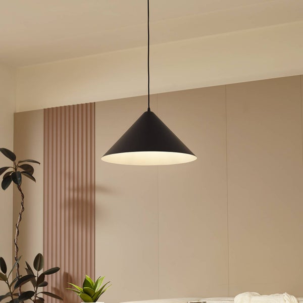 Konische Pendelleuchte aus Metall, außen schwarz und innen weiß, montiert in einem hellen, modern gestalteten Wohnraum.