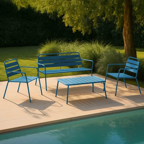 Modernes Gartenmöbel-Set aus blauem Metall auf einer hellen Terrasse am Pool, bestehend aus einer Bank, zwei Sesseln und einem Loungetisch.