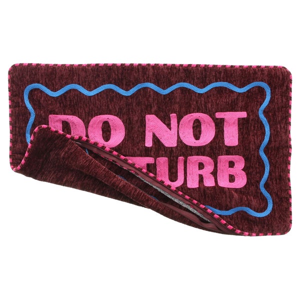 Rechteckiger Kissenbezug mit Reißverschluss und Schriftzug Do Not Disturb in Textiloptik.