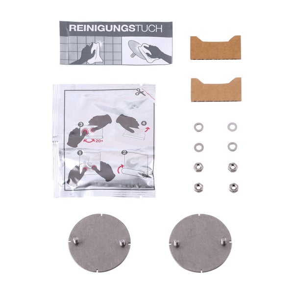Befestigungsset mit zwei Metallplatten, Unterlegscheiben, Muttern, Kartonstützen und einem Reinigungstuch zur Montage.