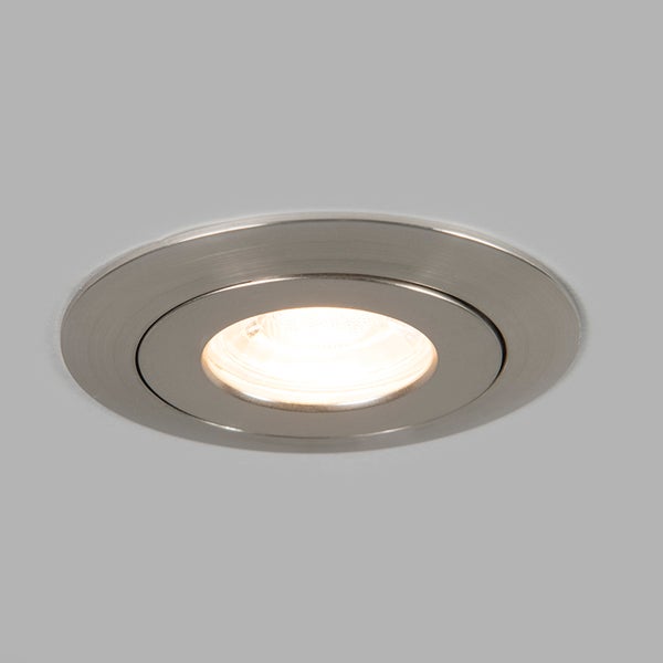 Runder Einbaustrahler aus gebürstetem Metall mit eingeschaltetem Leuchtmittel.