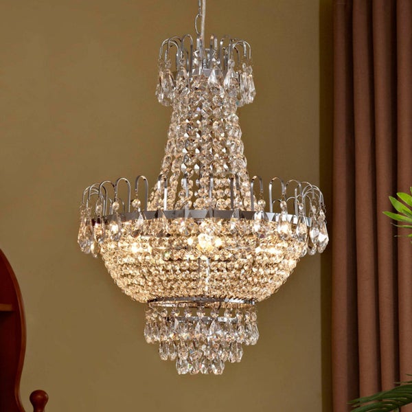Mehrflammiger Kristallkronleuchter mit geschliffenen Glaselementen und verchromtem Metallgestell in klassischem Design.