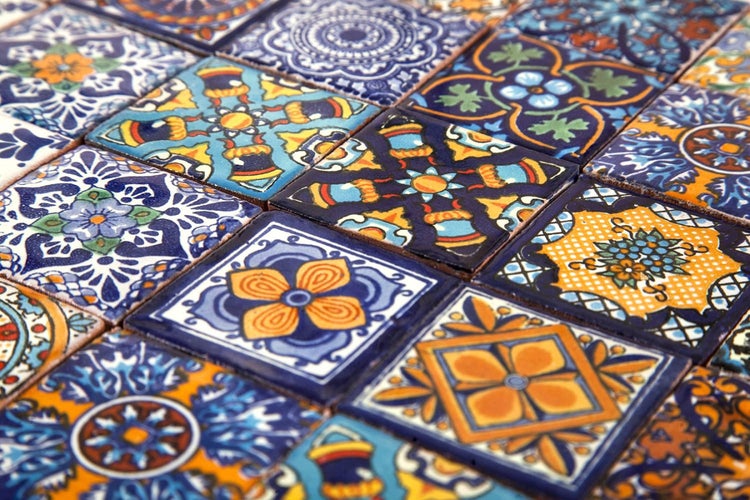 Mosaikfliesen mit floralen Mustern