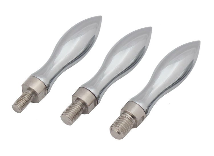 Drei glänzende Metallgriffe in Tropfenform mit Gewindestift zur Befestigung an Möbelstücken.