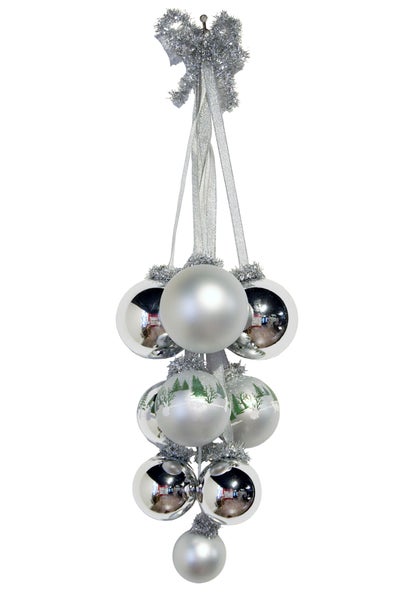 Dekorativer Christbaumschmuck mit silbernen Kugeln und Schleife