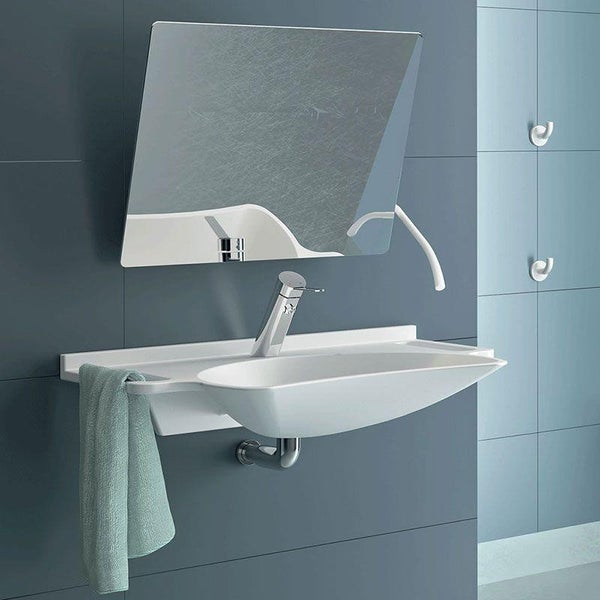 Modernes Waschbecken mit Armatur und Spiegel an gefliester Wand in einem Badezimmer.