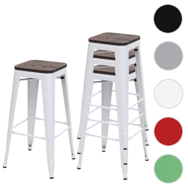 Zwei weiße Barhocker mit Holzsitzen