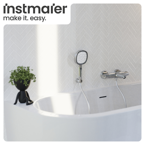Instmaier Logo. Moderne Badewanne mit verchromter Handbrause und Wandarmatur vor hellen Fliesen im Fischgrätmuster.