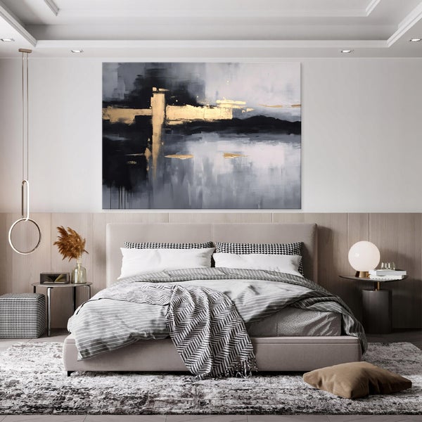 Schlafzimmer mit Bett, Nachttischen und abstrakter Kunst