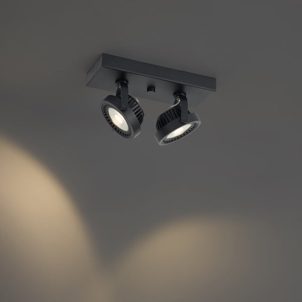 Moderne Deckenleuchte mit zwei drehbaren LED Strahlern an einer rechteckigen Halterung für gezielte Beleuchtung.