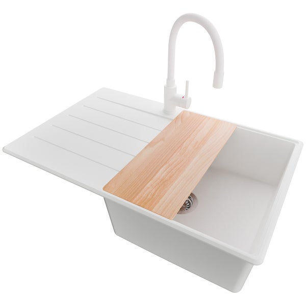 Spüle mit Abtropffläche, Armatur und Schneidebrett