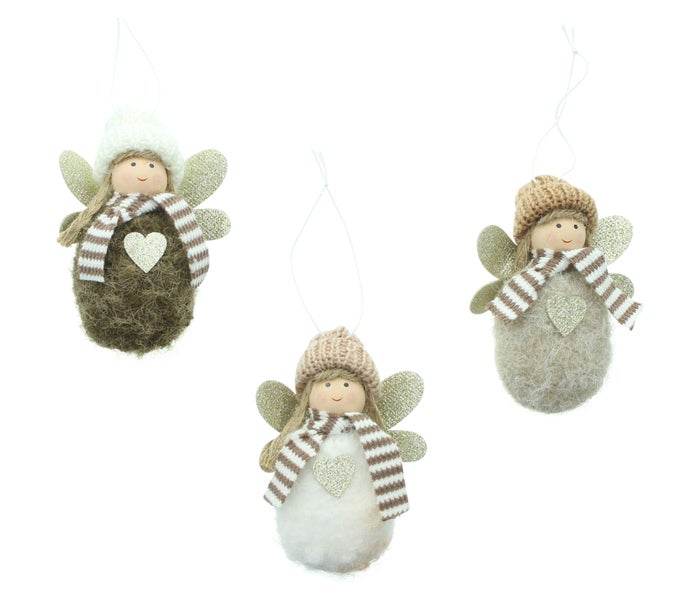 Drei hängende Weihnachtsengel Figuren aus Textil mit Mütze und Schal als Weihnachtsbaumschmuck.