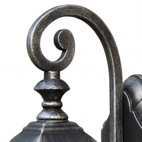 Detail einer Außenwandleuchte mit dekorativem Metallelement