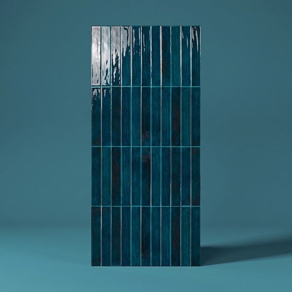 Wandfliesen in schmalem Format mit glänzender Oberfläche in Tiefblau für Innenbereiche