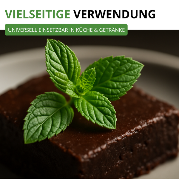 Frische Minzblätter als Garnierung auf einem Schokobrownie, zur Veranschaulichung der vielseitigen Verwendung in der Küche und in Getränken.