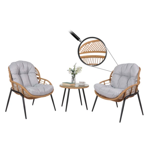 Gartensitzgruppe mit zwei Sesseln, grau melierten Kissen und einem Beistelltisch aus Rattan mit schwarzem Metallgestell